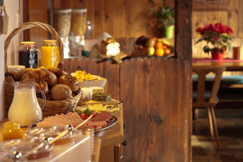 brasserie-ENTRAUNES-min_breakfast_buffet_food_restaurant_meal_hotel_plate_fresh-718745